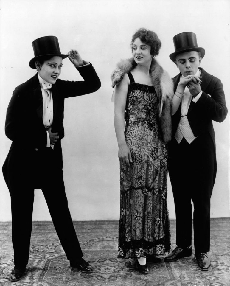 Gloria Swanson, à gauche, dans The Danger Girl en 1916.