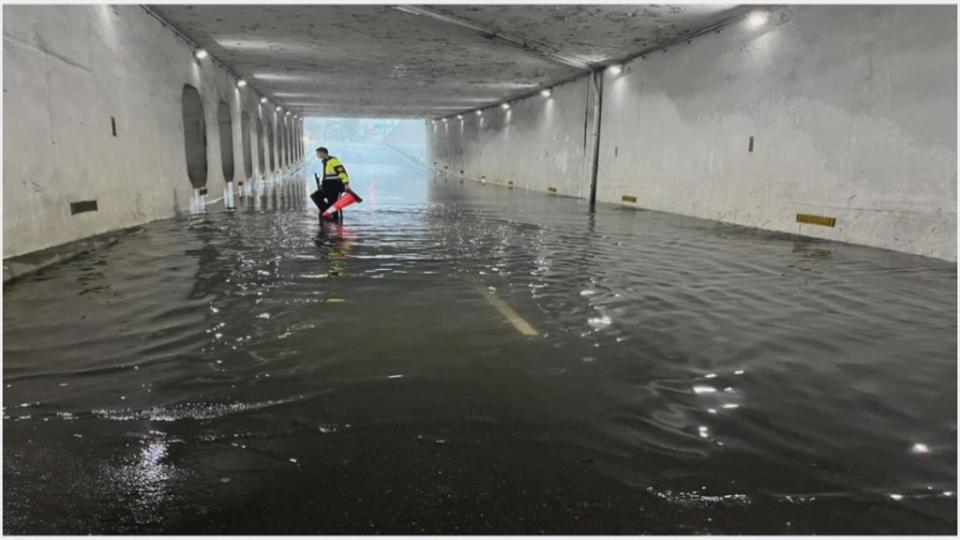 大暴雨！　五股街道成「水上樂園」　騎士驚險涉水