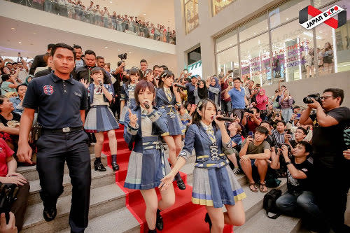 AKB48 performing in the midst of the crowd as they descended the stairs to the main stage (Photo source: Japan Expo Malaysia 2019).