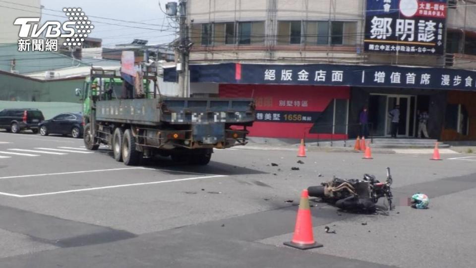 現場車殼零件噴飛。（圖／民眾提供）