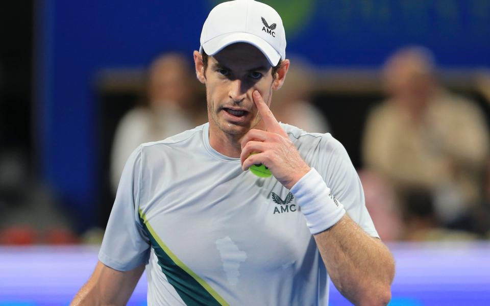 Andy Murray en acción durante la final: Andy Murray finalmente se detuvo cuando Daniil Medvedev levantó el trofeo del Abierto de Qatar - Hussein Sayed/AP