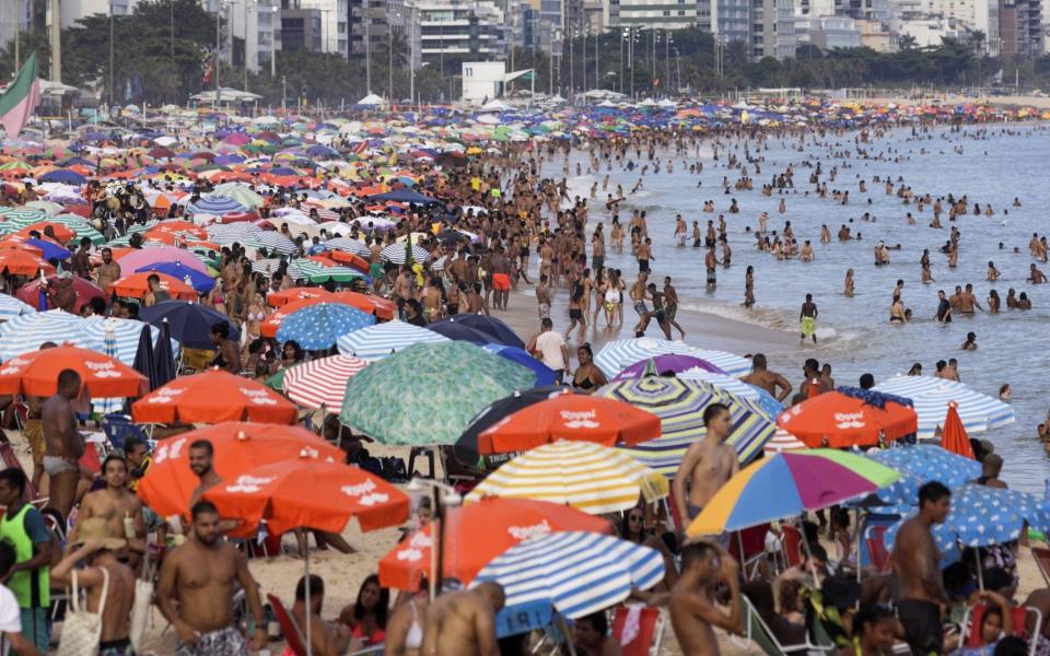 Beachgoers enjoy sunny weather in Leblon Beach as the Carnival celebrations were cancelled due to the coronavirus disease - RICARDO MORAES / REUTERS