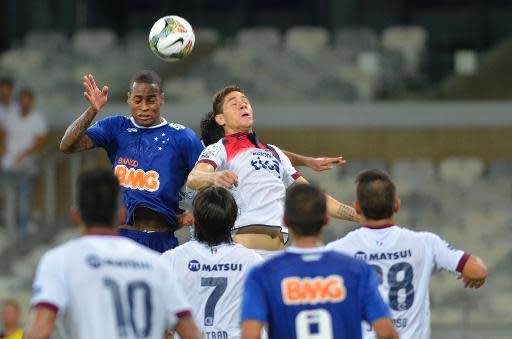 Dede (I), del brasileño Cruzeiro, disputa un balón aéreo con Danilo Ortíz, del paraguayo Cerro Porteño, en partido de ida de los octavos de final de la Copa Libertadores, el 16 de abril de 2014 en Belo Horizonte (AFP | Douglas Magno)