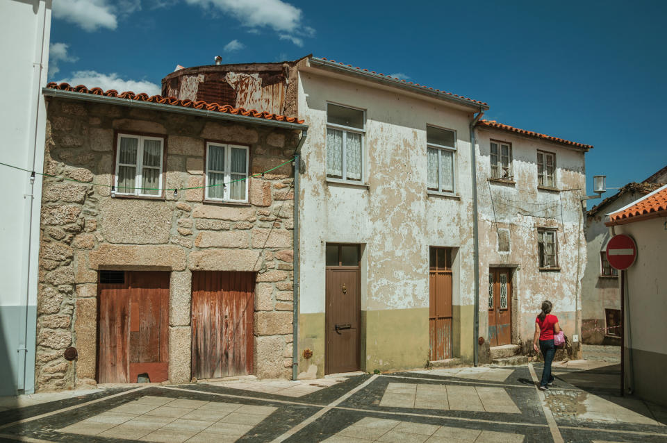 Una calle de Manteigas, cuya actividad económica se ha visto mejorada gracias a la fábrica de lana que ha revivido  Isabel Costa. Foto: Getty Images.