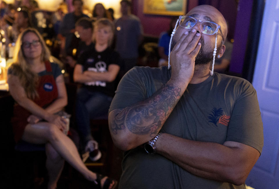 Jocardo Ralston, un estudiante de doctorado de 47 años de la Universidad de Pensilvania, reacciona al ver por televisión el debate presidencial entre Joe Biden y Donald Trump, en Tillie's Lounge, el jueves 27 de junio de 2024, en Cincinnati. (AP Foto/Carolyn Kaster)