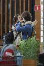 <p>Giulia Be e Romulo Arantes trocaram beijos no aeroporto de Guarulhos antes de viajarem (Foto: Lucas Ramos / AgNews)</p> 