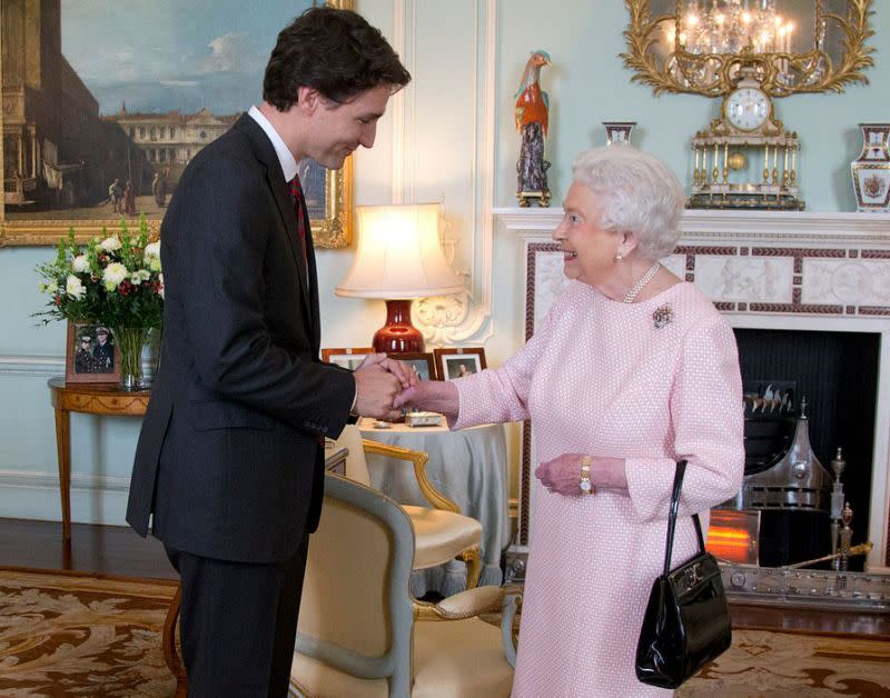 Die Königin und der kanadische Premierminister Justin Trudeau im Jahr 2015. (Getty Images)