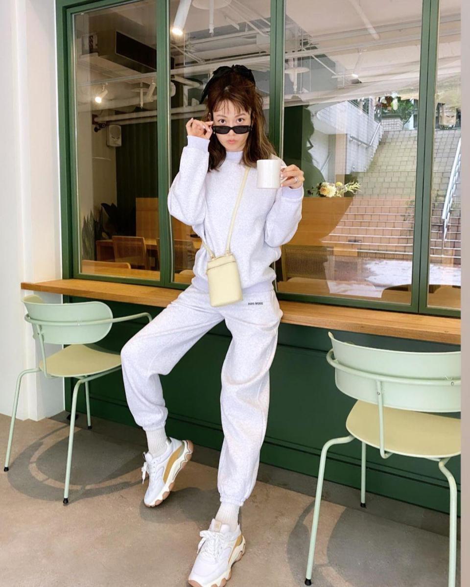 Melody兩個月前也在IG po出身穿一整套灰色套裝的照片，可見休閒感的套裝現在是趨勢。（翻攝自Melody IG）