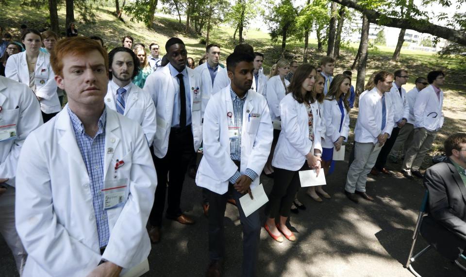 Medical students at the University of Mississippi Medical Center attend the Ceremony of Thanksgiving in Memory of Anatomical Donors in 2018. <a href="https://newsroom.ap.org/detail/HonoringTheirGifts/57639ee975e143e6b8acc8d0048f069b/photo?Query=donor%20body%20ceremony&mediaType=photo&sortBy=arrivaldatetime:desc&dateRange=Anytime&totalCount=41&currentItemNo=7" rel="nofollow noopener" target="_blank" data-ylk="slk:AP Photo/Rogelio V. Solis;elm:context_link;itc:0;sec:content-canvas" class="link ">AP Photo/Rogelio V. Solis</a>