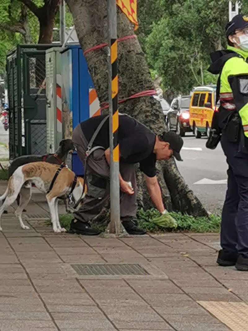 ▲彭于晏天母街頭遛狗不忘撿拾愛犬排泄物。（圖／翻攝自《靠北天母幫》臉書）