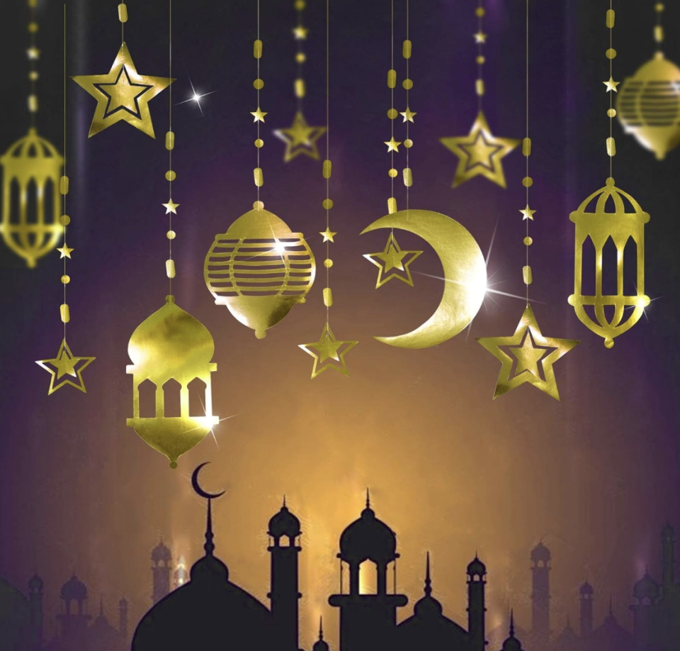 16-pcs Islamic Gold Star Crescent Moon Lantern Ramadan Garland. (PHOTO: Amazon Singapore)