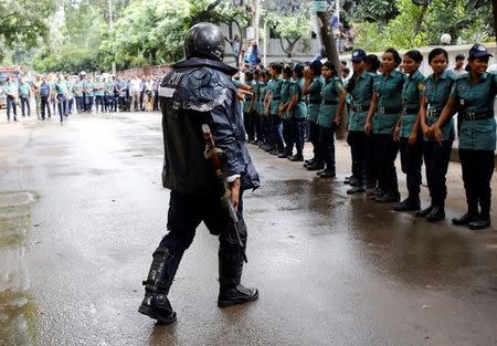 A police officer gives instructions near the Holey Artisan restaurant after gunmen attacked the upscale cafe, in Dhaka, Bangladesh, July 2, 2016. REUTERS/Mohammd Ponir Hossain