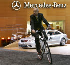 <p>German Dieter Zetsche, director ejecutivo del grupo Daimler Chrysler, llega en bicicleta al stand de Mercedes Benz en la edición 76 del Salón Internacional del Automóvil de Ginebra, Suiza, el martes 28 de febrero de 2006. La mayor exposición anual de automóviles se celebra del 2 al 12 de marzo (AP Photo / Anja Niedringhaus). </p>