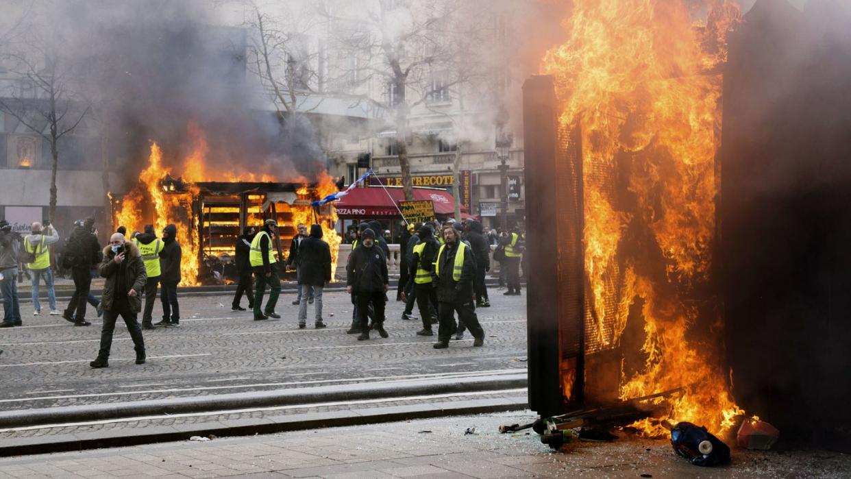 Am Samstag hatte es bei «Gelbwesten»-Demonstrationen erneut schwere Ausschreitungen gegeben. Rund um den Prachtboulevard Champs-Élysées wurden Läden geplündert, Restaurants demoliert und Autos angezündet. Foto: kyodo/dpa