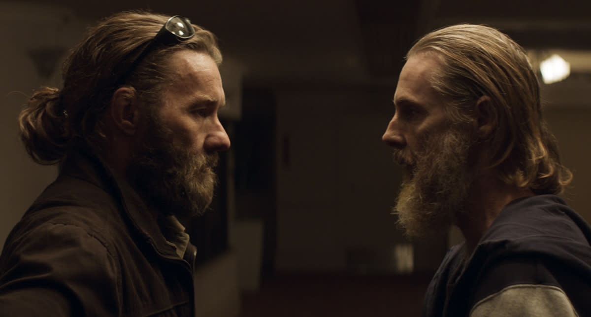 Joel Edgerton y Sean Harris en 'El extraño' (cortesía de Netflix)