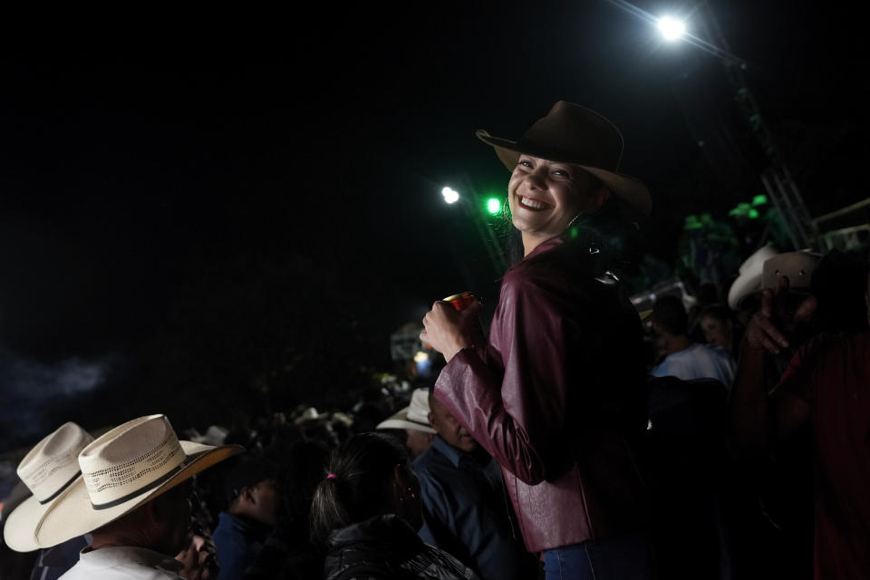 Una mujer participa en las celebraciones por la tradición religiosa "Fiesta del Divino Espíritu Santo" en Pirenópolis, en el estado de Goias, Brasil, el domingo 29 de mayo de 2022. (AP Foto/Eraldo Peres)