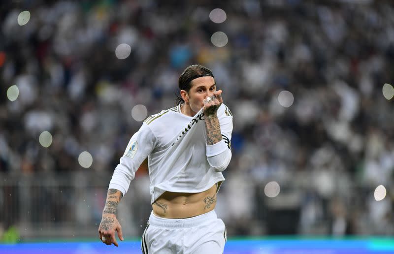 FOTO DE ARCHIVO: Sergio Ramos celebra haber marcado el penalti que dio el título de la Supercopa de España al Real Madrid frente al Atlético de Madrid