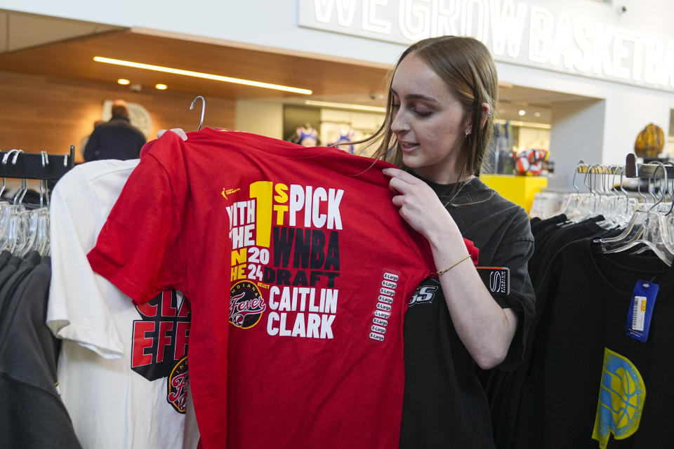 La mercancia de Caitlin Clark con el indiana Fever voló tras ser la primera selección global en el draft de la WNBA. (AP Foto/Michael Conroy)