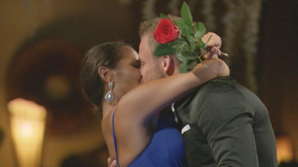 Beim „Bachelor in Paradise“-Finale gaben sich Pam und Philipp einen dicken Kuss. Danach hat sich aber einiges getan. (Bild: MG RTL D)