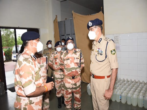 Director General of ITBP, Sanjay Arora with army perssonel in Covid Centre (Photo/ANI)