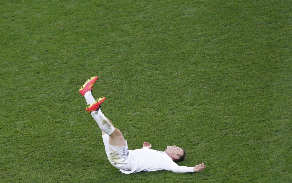 England's Rooney reacts to missing a goal during their 2014 World Cup Group D soccer match against Uruguay at the Corinthians arena in Sao Paulo