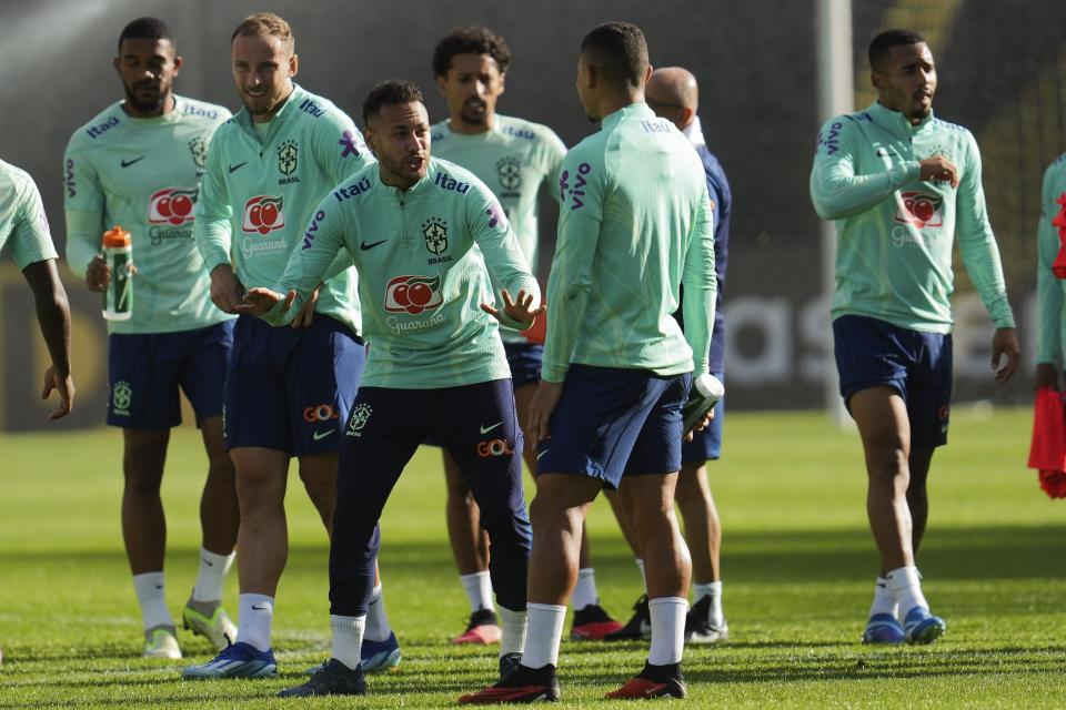 El atacante brasileño Neymar charla con su compañeros durante un entrenamiento, el domingo 15 de octubre de 2023, en Montevideo. Brasil enfrentará a Uruguay el martes por las eliminatorias del Mundial. (AP Foto/Matilde Campodónico)