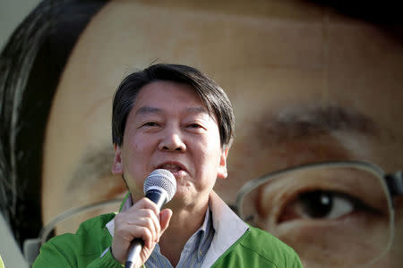 Ahn Cheol-soo, People's Party co-chairman, attends a rally for the April 13 parliamentary elections in Seoul, South Korea, April 11, 2016. REUTERS/Kim Hong-Ji/File Photo