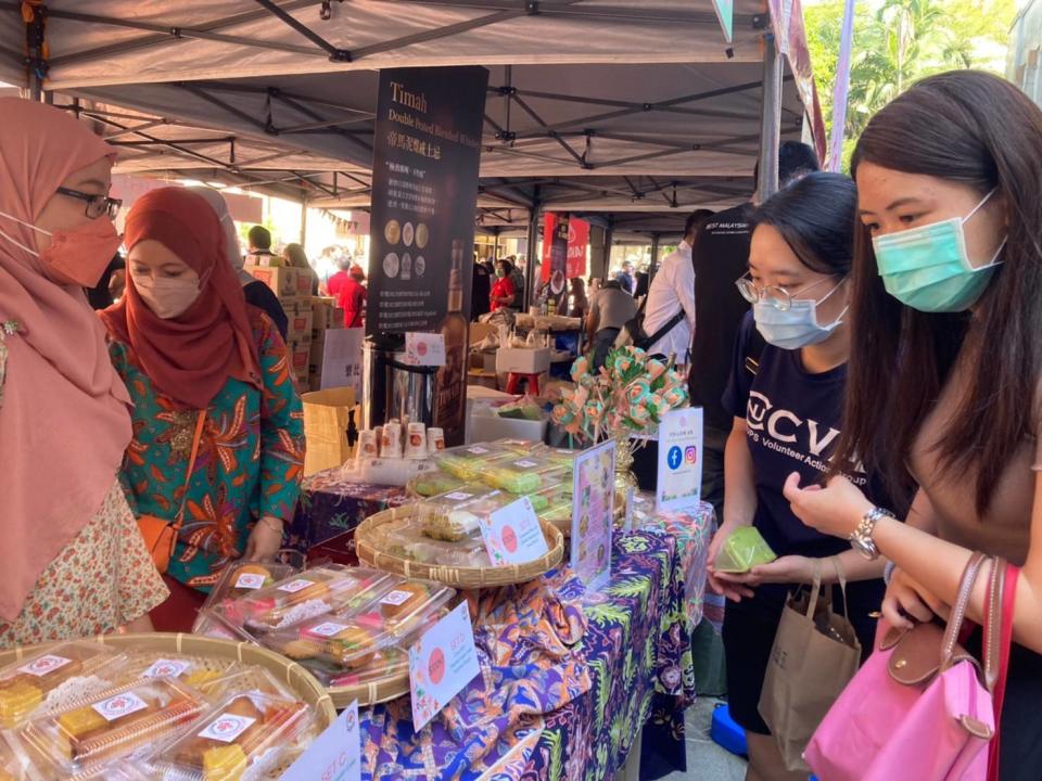 園遊會攤位販售馬來西亞的美食、飲料。（圖／馬來西亞文化日 Hari Budaya Malaysia提供）