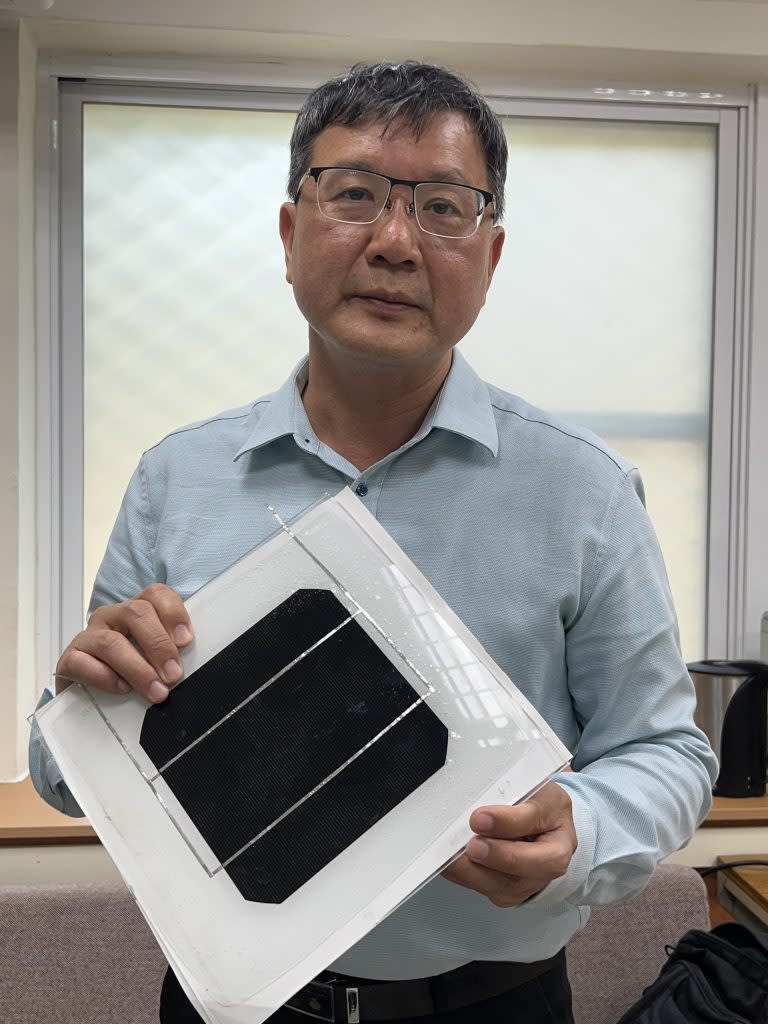 台南大學教授傅耀賢，率研究團隊投入太陽能板回收。（記者趙家麟攝）