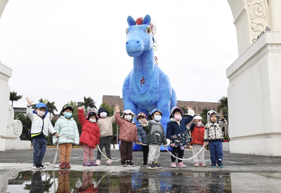 「雨馬」已組裝完成矗立於自由廣場牌樓外，吸引往來民眾目光。（圖／紙風車劇團）