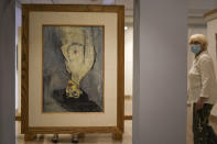 El "Desnudo con sombrero" (1908) de Amadeo Modigliani cuelga boca abajo en el Museo Hecht de la Universidad de Haifa porque otra pintura del artista, "Maud Abrantes", en el reverso del mismo lienzo, está orientada correctamente, el 28 de junio de 2022 en Haifa, Israel. Los curadores del museo descubrieron tres bocetos previamente desconocidos del célebre artista del siglo XX, ocultos bajo la superficie de la pintura, utilizando tecnología de rayos X. (Foto AP/Ariel Schalit)