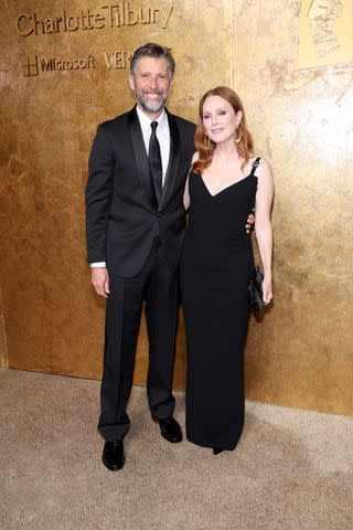 <p>Cindy Ord/Getty</p> Bart Freundlich and Julianne Moore