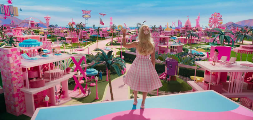 《芭比》裡的夢幻樂園高達25呎，所有特技動作都是瑪格羅比親自上陣。（圖／華納兄弟提供）