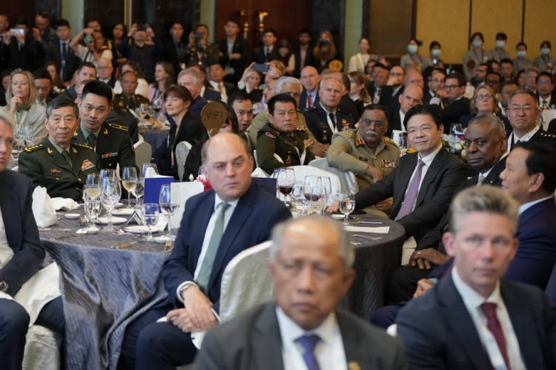 2023年6月3日，美國國防部長奧斯汀與中國防長李尚福同桌參加新加坡香格里拉對話的開幕式。（AP）