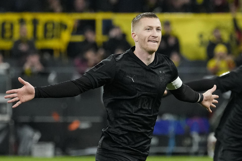 Marco Reus festeja tras marcar el tercer gol del Borussia Dortmund en la victoria 4-1 ante Hertha Berlín en la Bundesliga, el domingo 19 de febrero de 2023. (AP Foto/Martin Meissner)