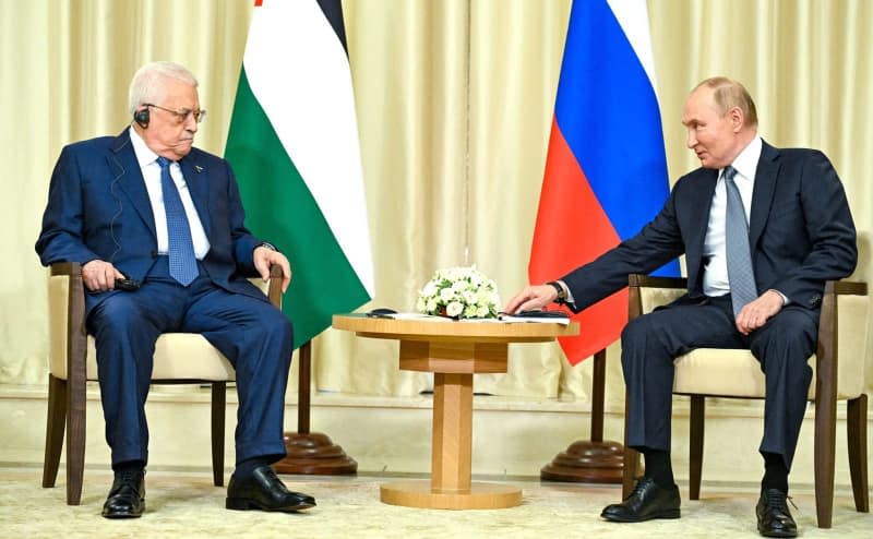 Russian President Vladimir Putin (R) meets with Palestinian President Mahmoud Abbas in Novo-Ogaryovo. -/Kremlin/dpa