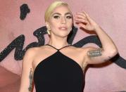 Inzwischen ist die Ikone von ihrem Schwur aber augenscheinlich abgerückt. Ironischerweise hält sie ihren Papa dafür anders in Ehren: Auf der linken Schulter trägt Lady Gaga ein "Dad"-Tattoo. Für ihre Schwester Nat ließ die Lady sich eine Maus stechen, weil dies deren Spitzname ist. Dazu kommen jede Menge Flower-Power-Motive, ein Anker, ein Einhorn und ein deutscher Schriftzug ...