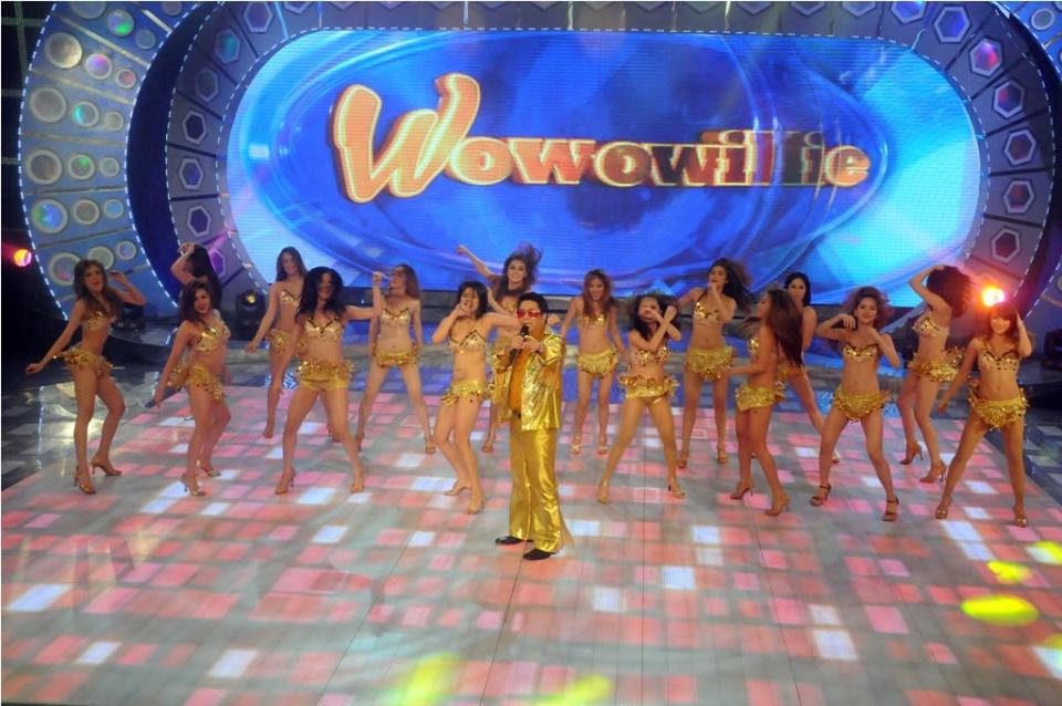 Willie Revillame with the Wowowillie girls