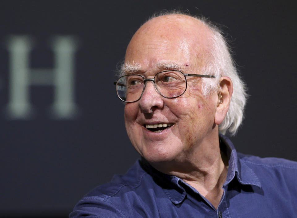 ARCHIVO - El catedrático británico Peter Higgs sonríe en una conferencia de prensa en Edimburgo, Escocia, el 11 de octubre de 2013. (AP Foto/Scott Heppell, Archivo)