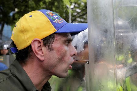 Venezuelan opposition leader and Governor of Miranda state Henrique Capriles talks to riot police during a rally to demand a referendum to remove President Nicolas Maduro in Caracas, Venezuela June 7, 2016. REUTERS/Marco Bello