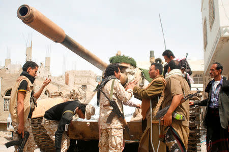 Pro-government fighters gather next to a tank they use in the fighting against Houthi fighters in the southwestern city of Taiz, Yemen March 22, 2017. REUTERS/Anees Mahyoub