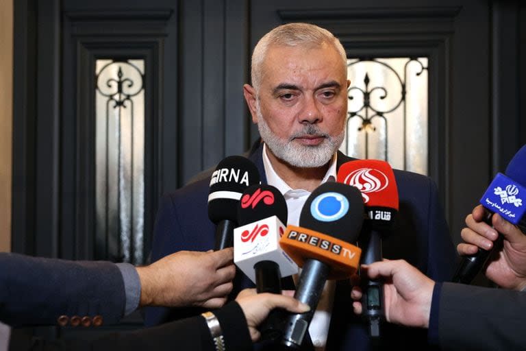 El líder de Hamas, Ismail Haniyeh, hablando con periodistas mientras recibe al ministro de Asuntos Exteriores iraní (no en la foto), en Doha, el 20 de diciembre de 2023.