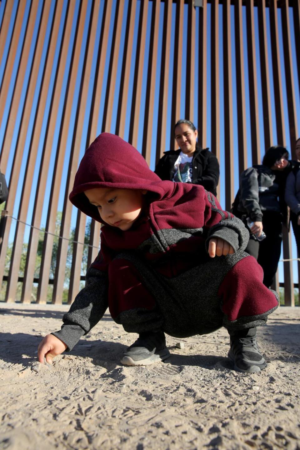 Lian Cornejo, de 3 años, dibuja círculos en la tierra con una piedra