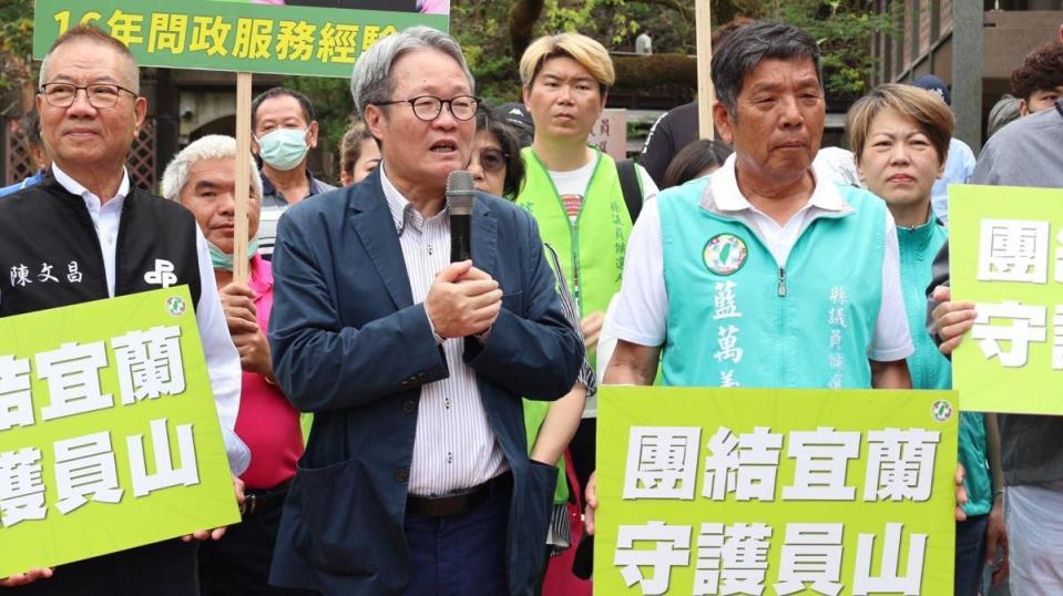  陳金德回到宜蘭替藍萬義站台。 圖：民進黨提供 