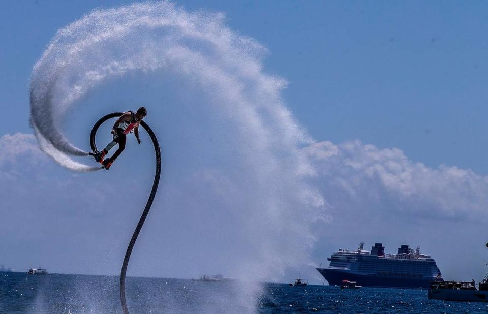 Miembros del equipo Free Style Connection realizan una demostración de flyboard durante el Hyundai Air & Sea Show en Miami Beach, el sábado 29 de mayo de 2021.