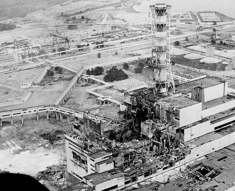 Foto aérea de abril de 1986 que muestra la planta de energía nuclear de Chernobyl en Ucrania, el lugar del peor accidente nuclear del mundo