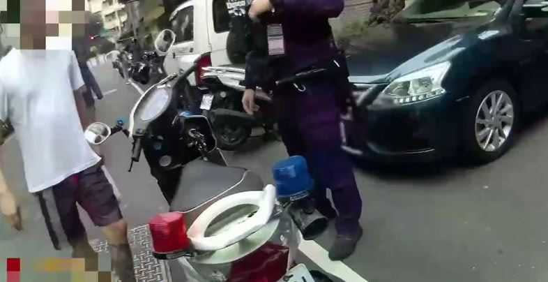 陳男騎車未戴安全帽，且渾身酒氣，警方將他攔停盤查。（圖／翻攝畫面）