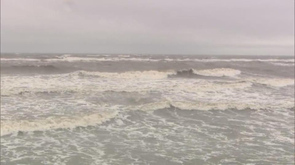 A look at the waves in Bouctouche on Saturday.