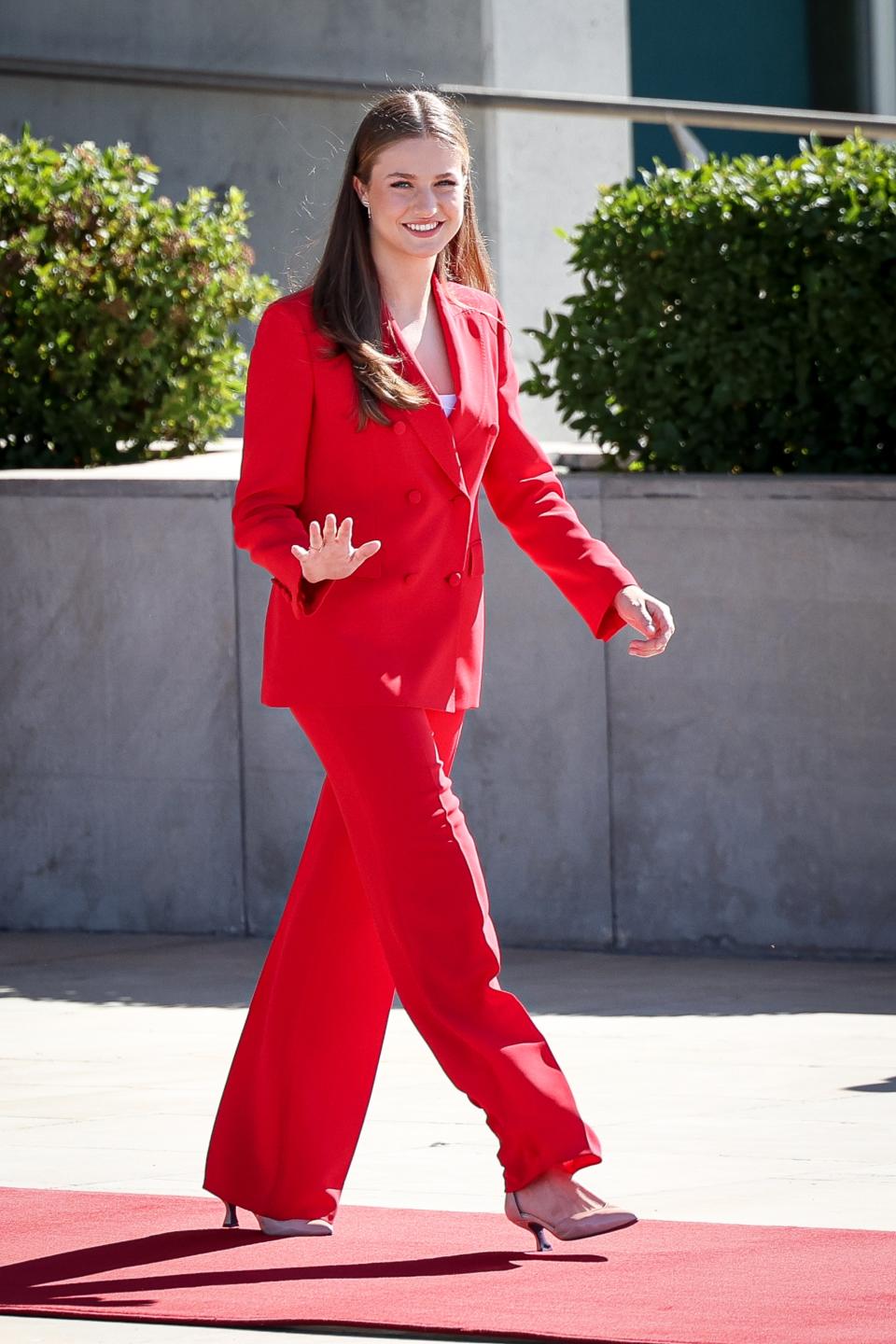 MADRID, ESPAÑA - 12 DE JULIO: La princesa heredera española Leonor parte en una visita oficial a Portugal a través del aeropuerto Adolfo Suárez Madrid Barajas el 12 de julio de 2024 en Madrid, España.  (Foto de: Pablo Cuadra/Getty Images)