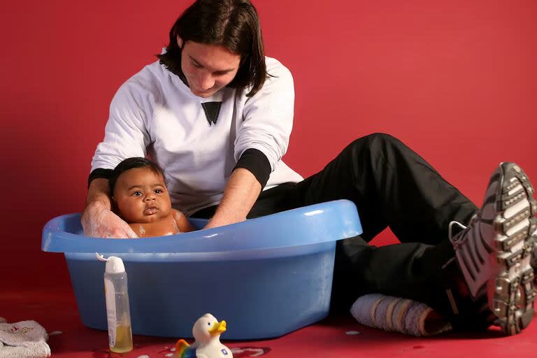 Messi baña a Lamine Yamal como parte de una campaña solidaria en 2007